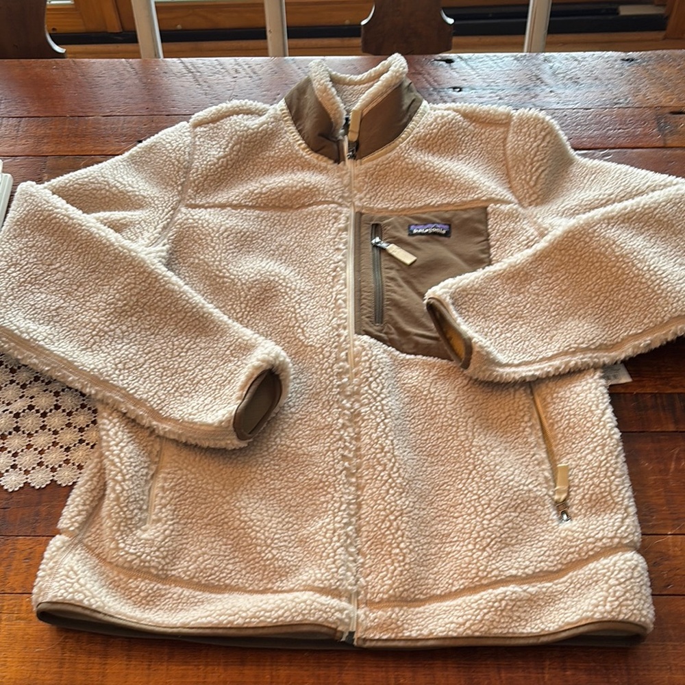 Woman’s Large Patagonia Tan and Cream Fleece Jacket in NEW Condition.